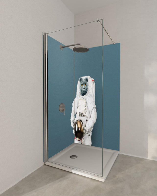 Duschrückwand - Britischer Katzen-Astronaut mit Helm
