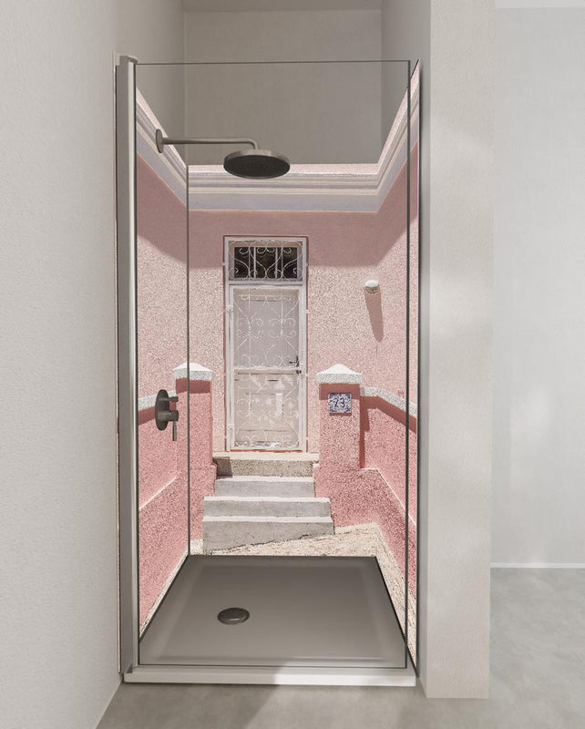 Duschrückwand - Charmante pastellrosa Hausfassade
