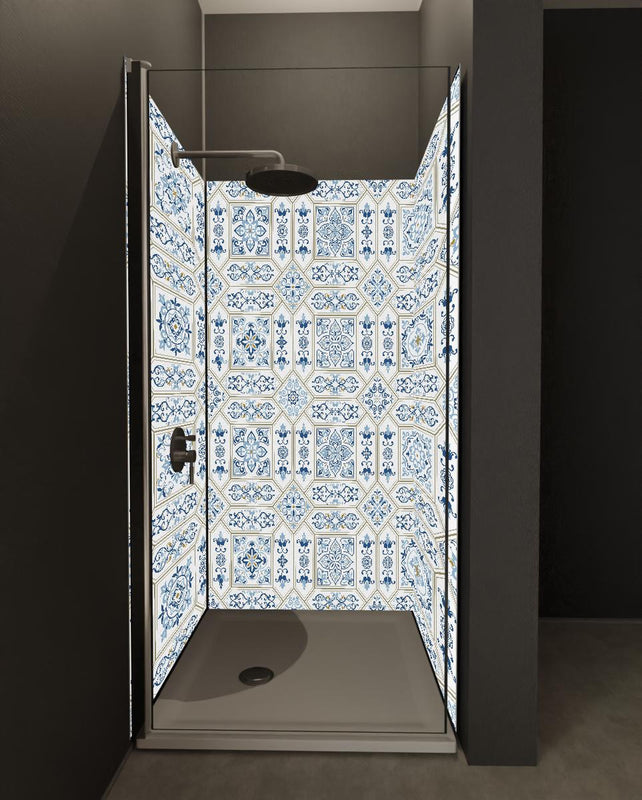 Duschrückwand - Dekoratives Blau-Weißes Vintage Fliesenmuster
