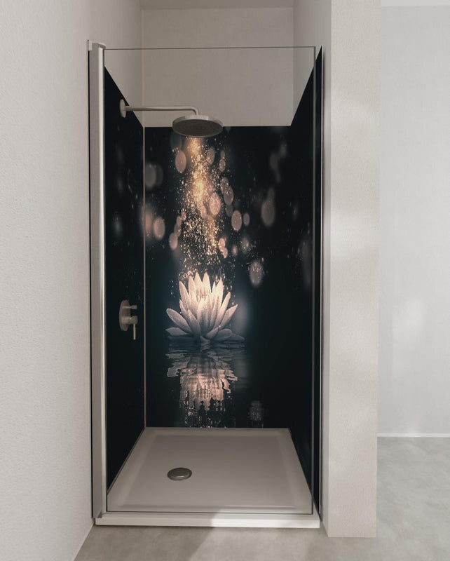 Duschrückwand - Goldene Lotusblüte auf dunklem Hintergrund