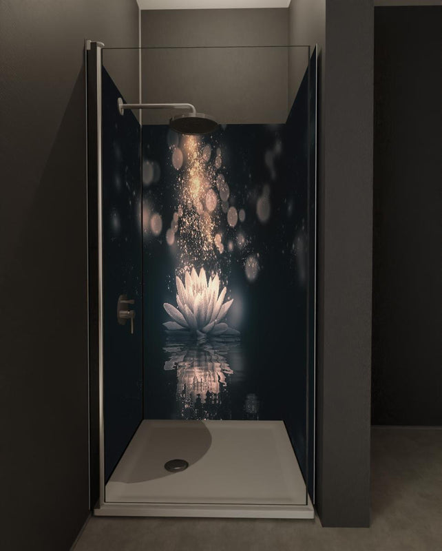 Duschrückwand - Goldene Lotusblüte auf dunklem Hintergrund