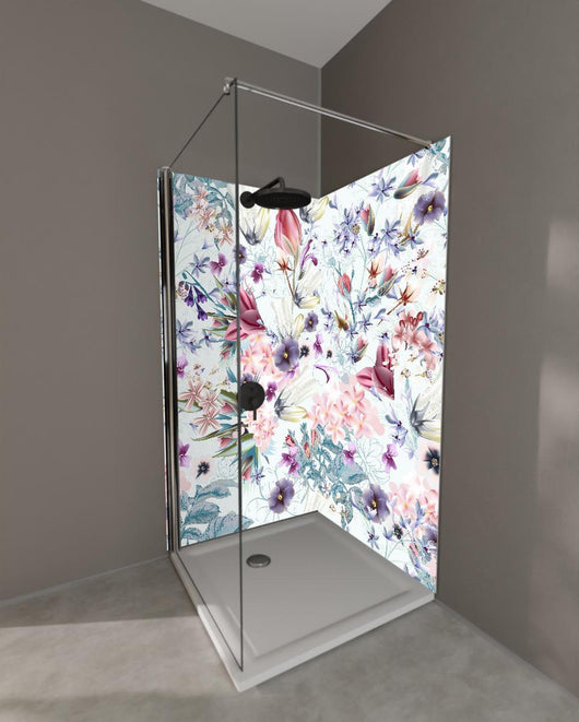 Duschrückwand - Lebendiges Blumenmuster auf Textilhintergrund