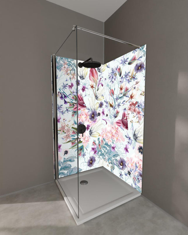 Duschrückwand - Lebendiges Blumenmuster auf Textilhintergrund