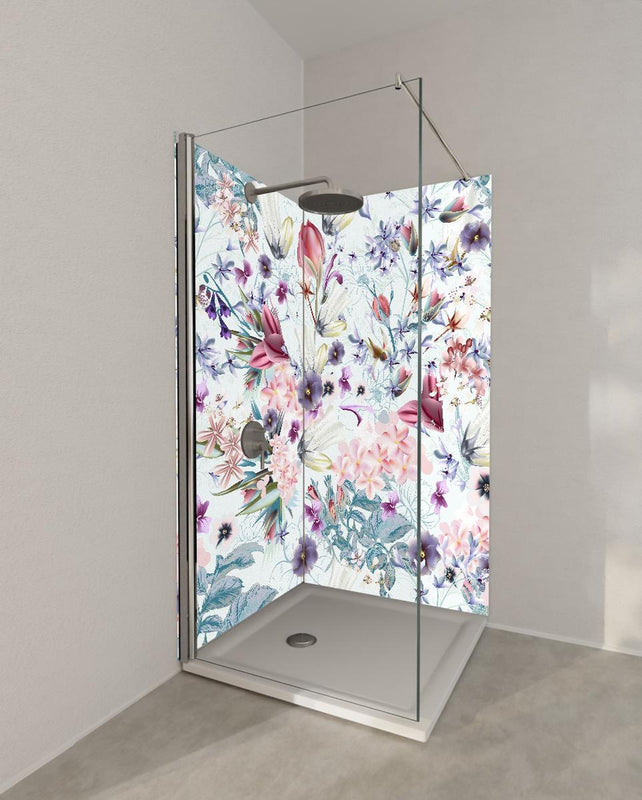Duschrückwand - Lebendiges Blumenmuster auf Textilhintergrund