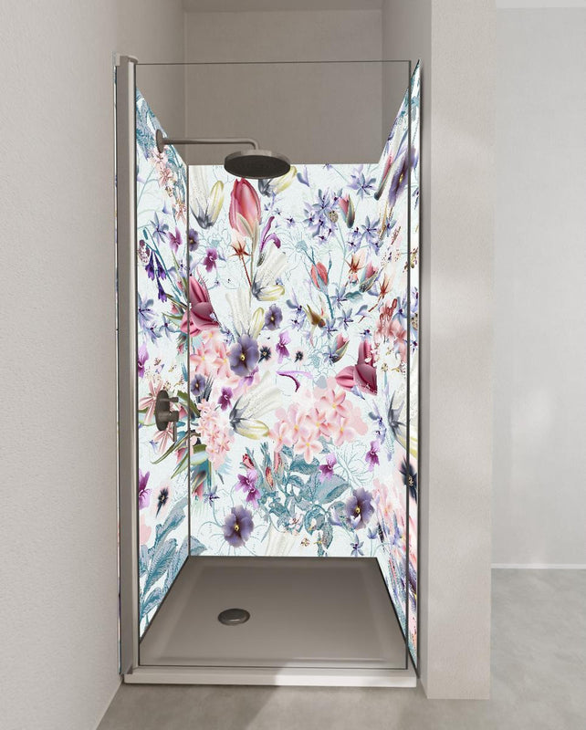 Duschrückwand - Lebendiges Blumenmuster auf Textilhintergrund