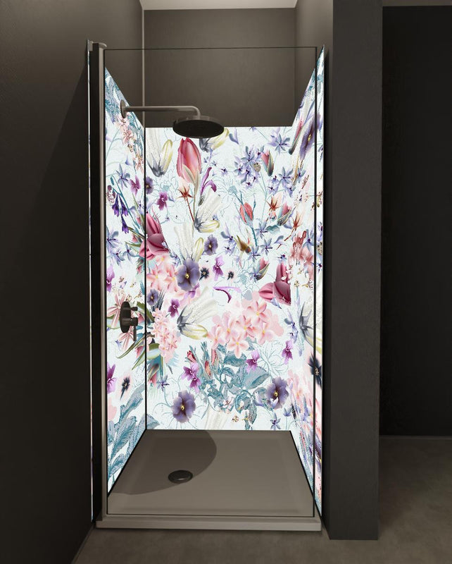 Duschrückwand - Lebendiges Blumenmuster auf Textilhintergrund