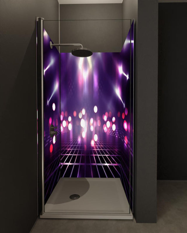 Duschrückwand - Leere Hintergrundszene. Ultraviolettes Licht