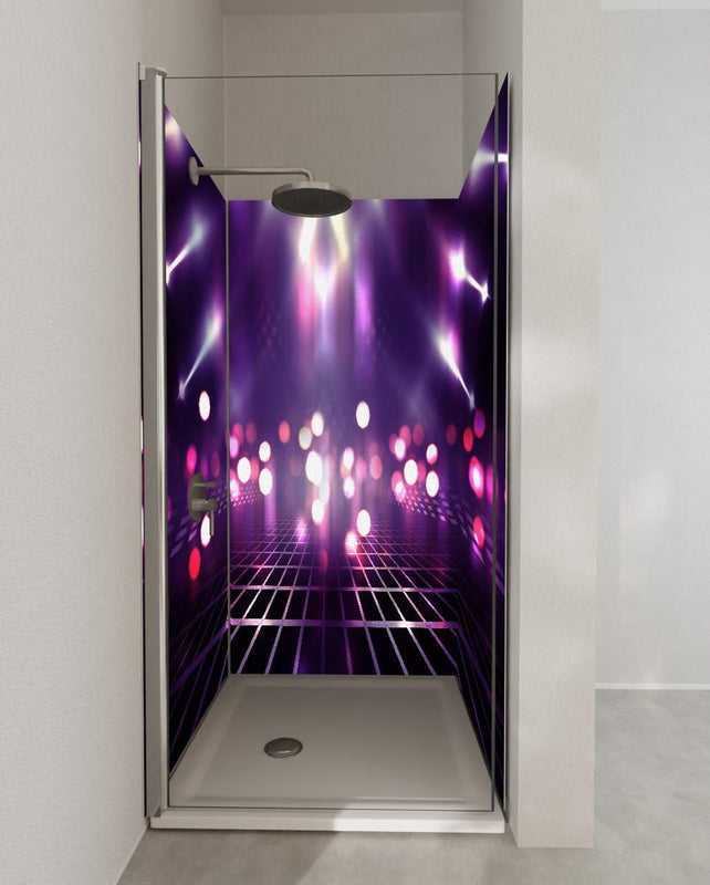 Duschrückwand - Leere Hintergrundszene. Ultraviolettes Licht