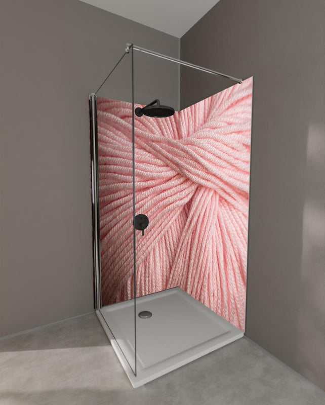 Duschrückwand - Nahaufnahme eines rosa Garnknäuels