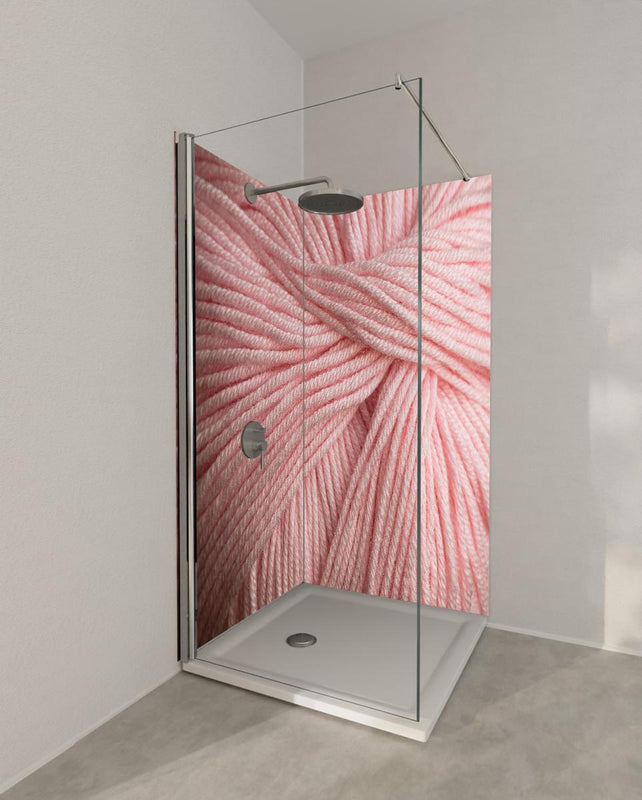Duschrückwand - Nahaufnahme eines rosa Garnknäuels