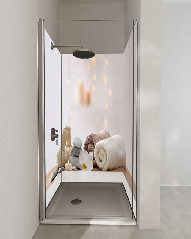 Duschrückwand - Schöne Spa-Komposition auf Tisch