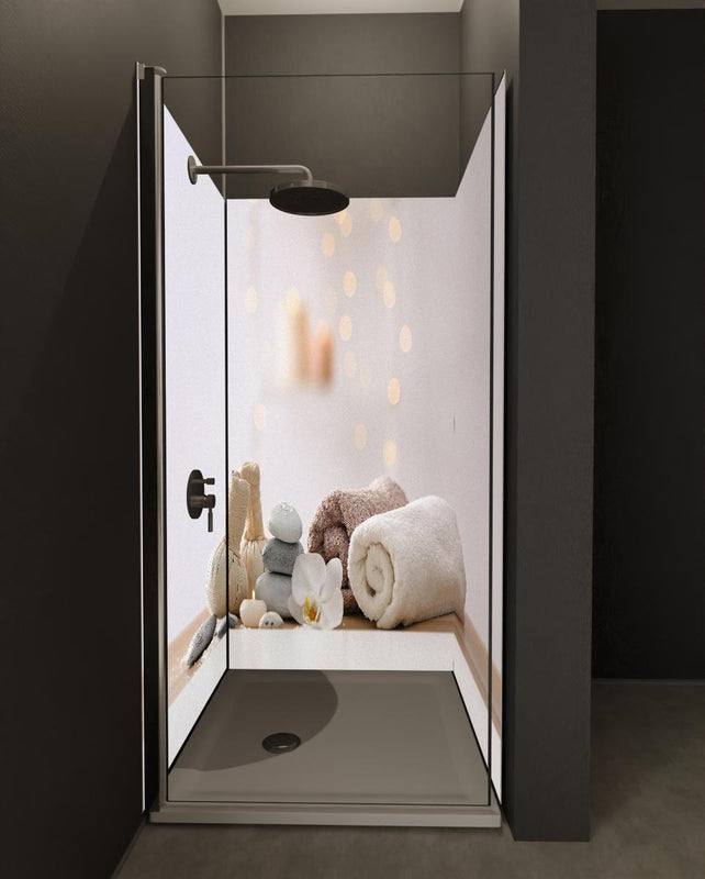Duschrückwand - Schöne Spa-Komposition auf Tisch