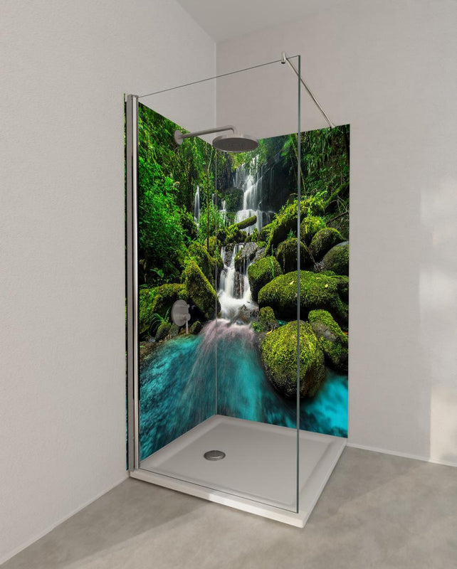 Duschrückwand - Wasserfall im grünen Dschungel von Thailand
