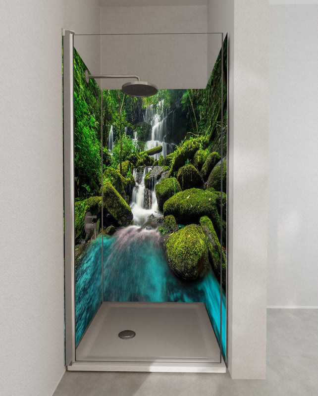 Duschrückwand - Wasserfall im grünen Dschungel von Thailand