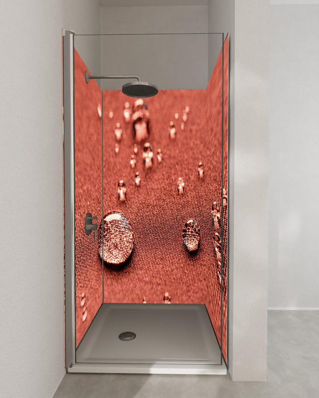 Duschrückwand - Wassertropfen auf rotem Stoff