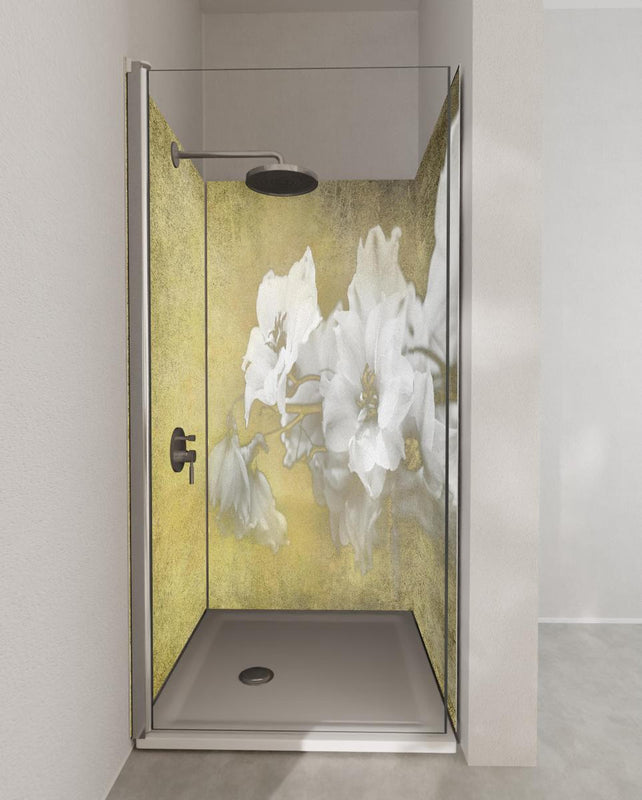 Duschrückwand - weiße Blumen auf goldenem Hintergrund