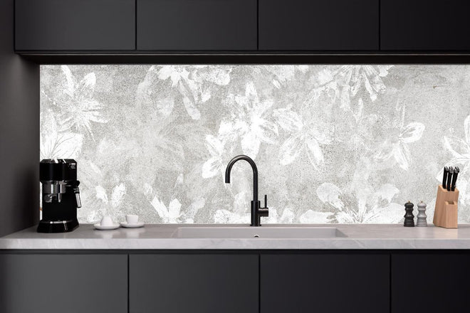 Küchenrückwand - Abstrakte weiße Blumen auf Beton