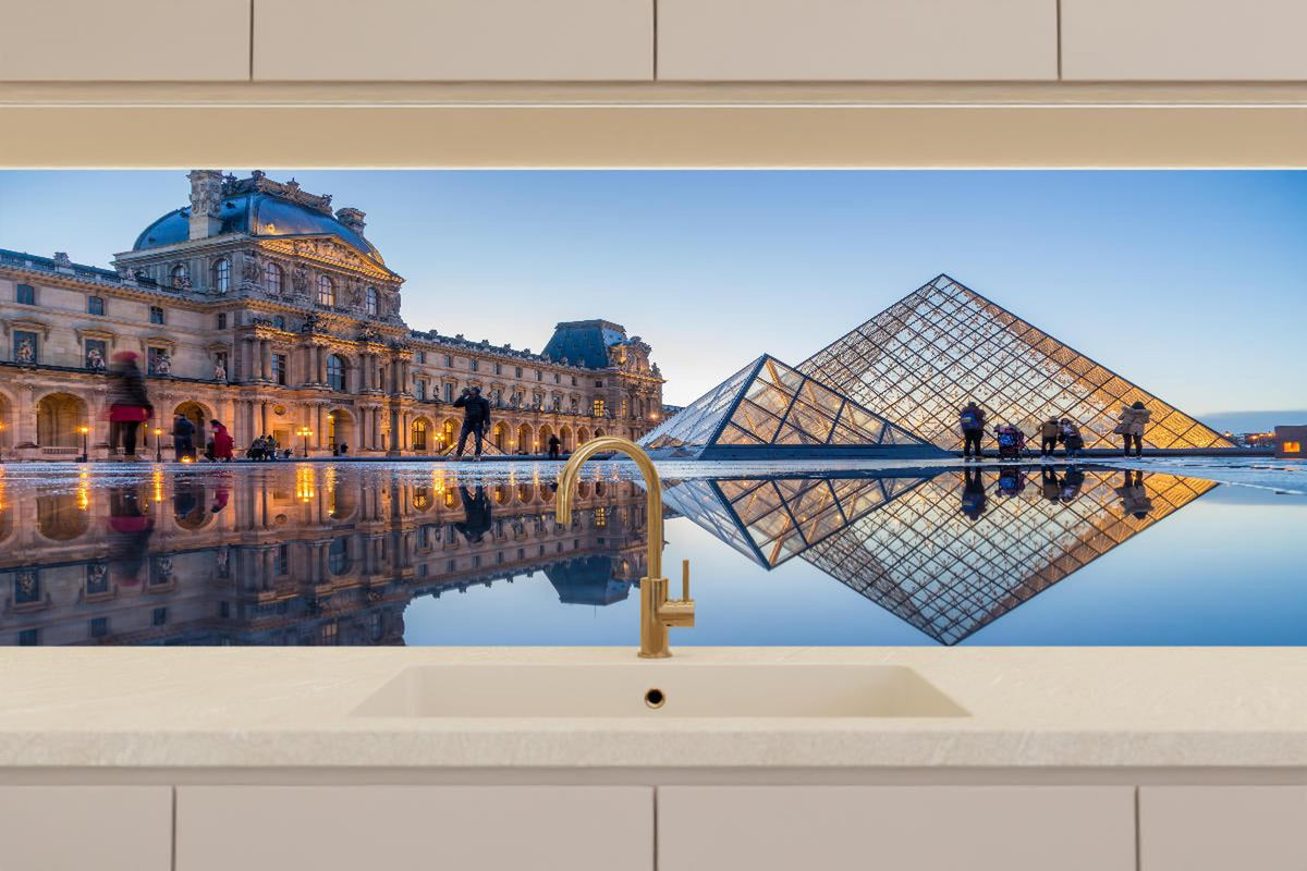 Küchenrückwand - Bezaubernder Blick auf das Louvre-Museum