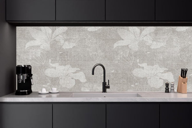 Küchenrückwand - Blumen auf weißem Wandhintergrund