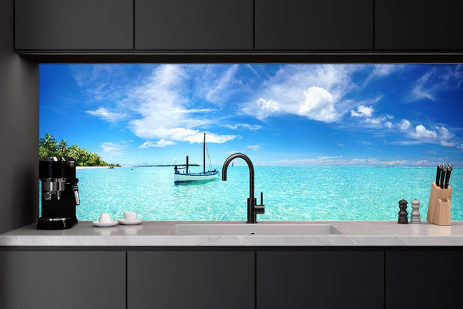 Küchenrückwand - Boot im türkisfarbenen Meerwasser