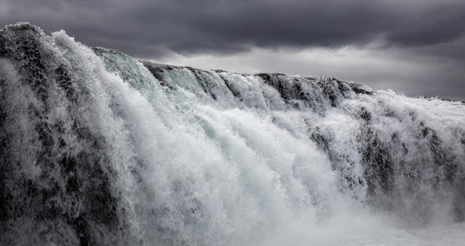 Küchenrückwand - Dunkler Wasserfall