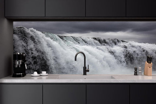 Küchenrückwand - Dunkler Wasserfall