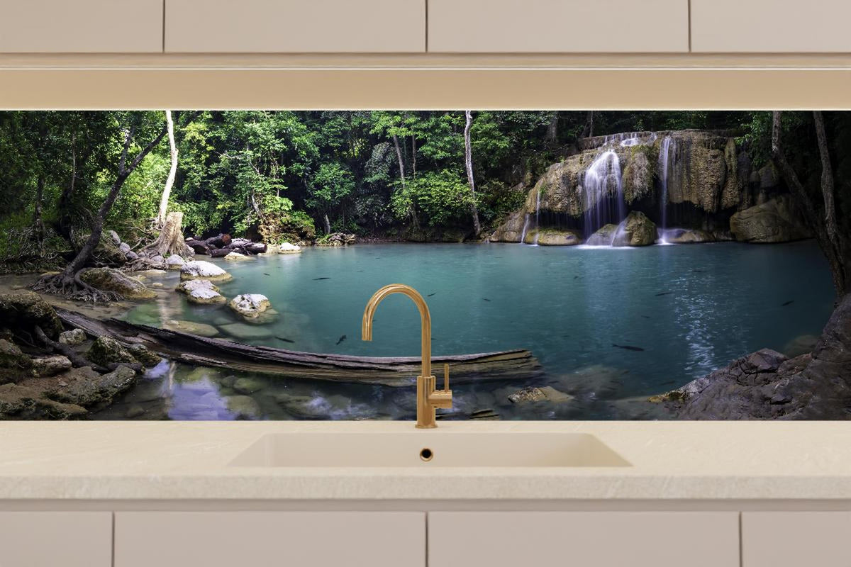 Küchenrückwand - Erawan-Wasserfall im tropischen Dschungel Surrou