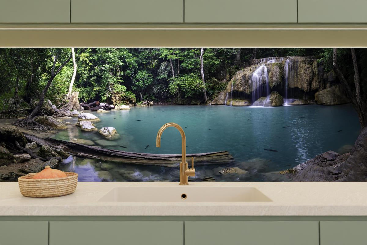 Küchenrückwand - Erawan-Wasserfall im tropischen Dschungel Surrou