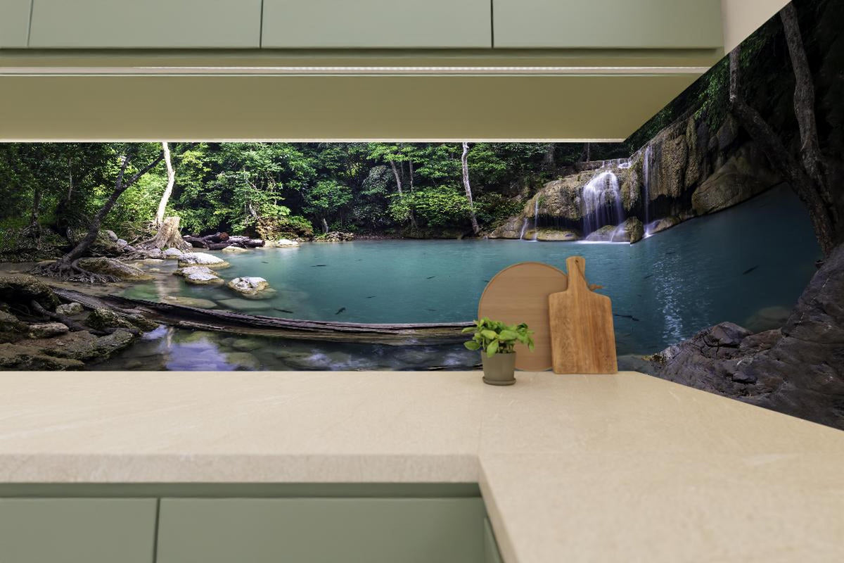 Küchenrückwand - Erawan-Wasserfall im tropischen Dschungel Surrou