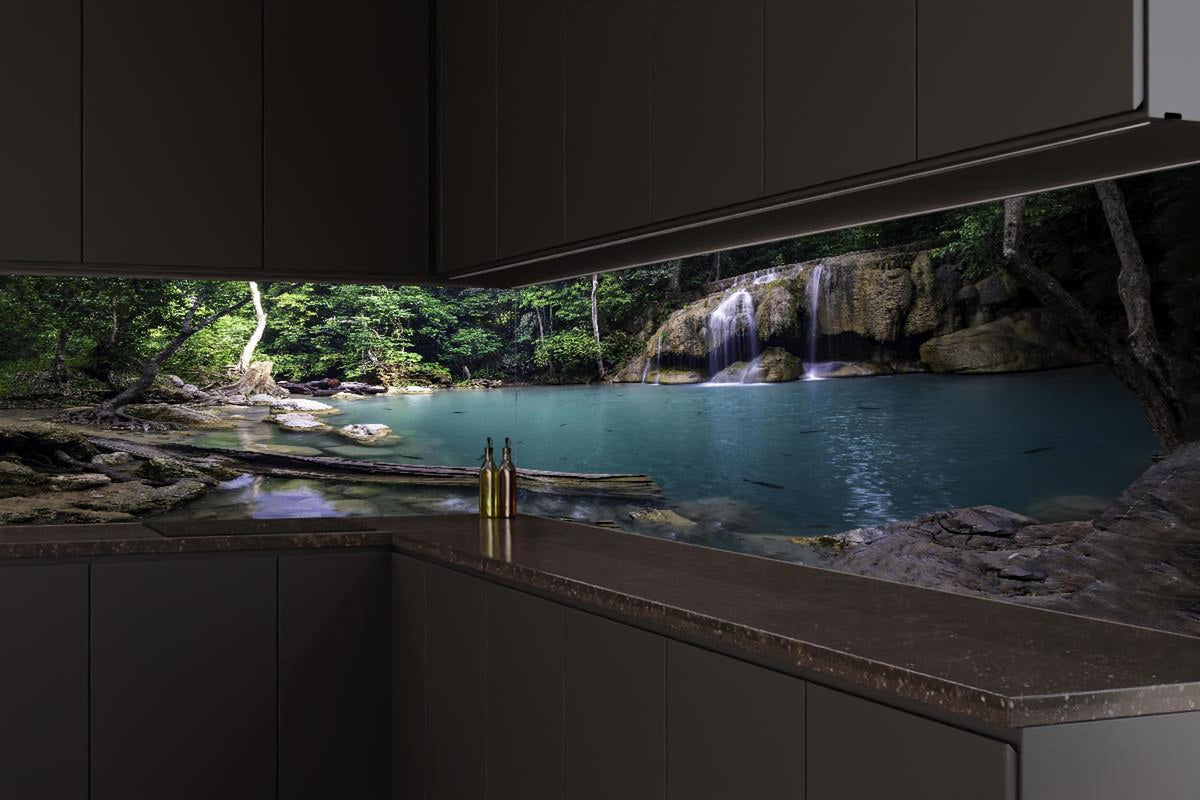 Küchenrückwand - Erawan-Wasserfall im tropischen Dschungel Surrou