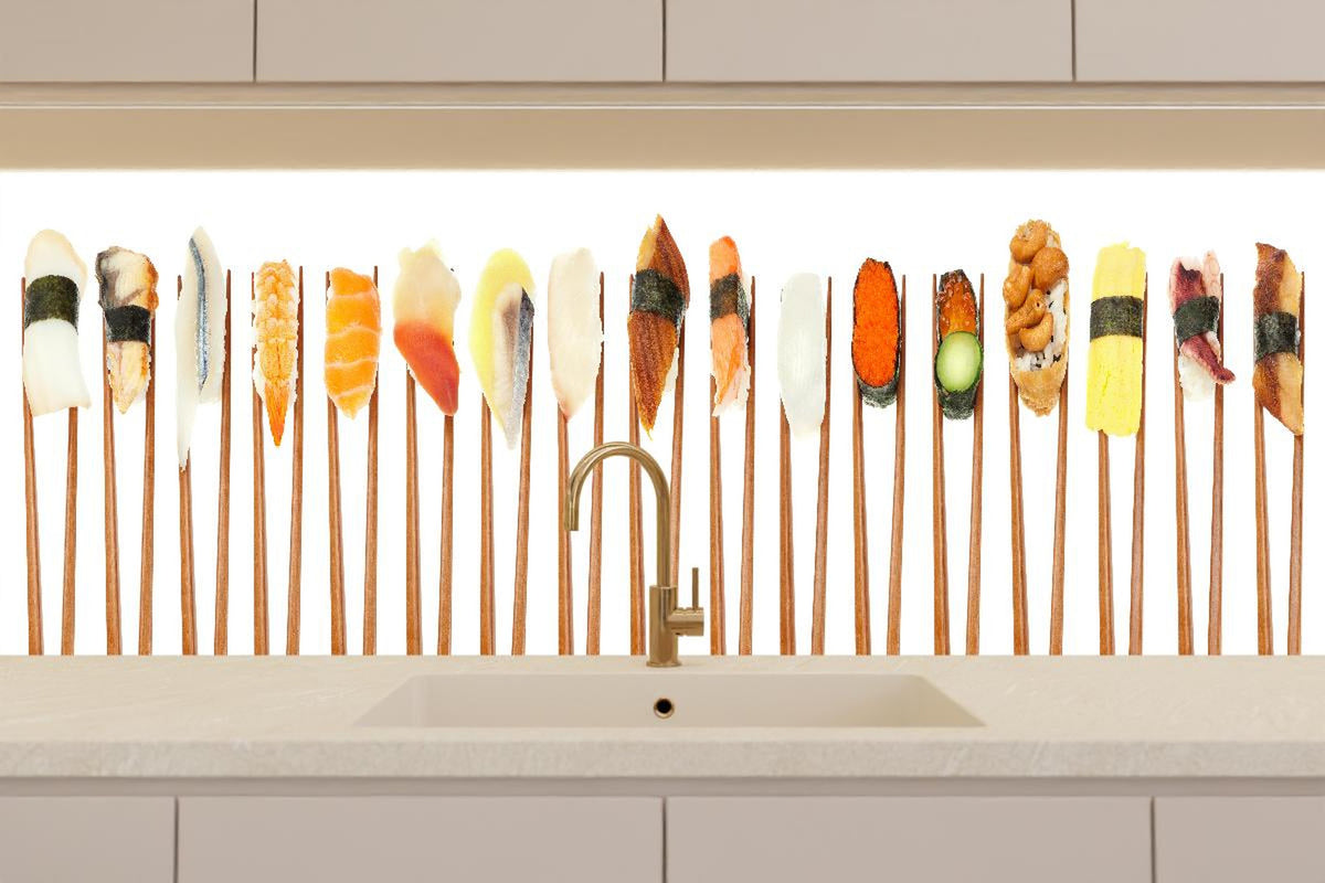 Küchenrückwand - Exquisite Auswahl an buntem Sushi auf Stäbchen