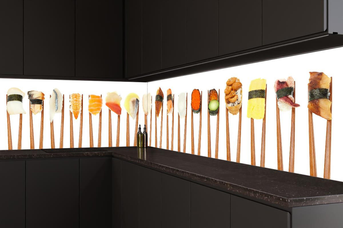 Küchenrückwand - Exquisite Auswahl an buntem Sushi auf Stäbchen