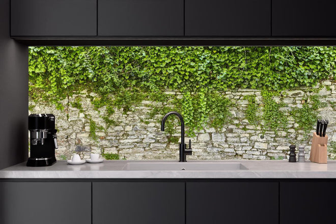 Küchenrückwand - Grün überwucherte Burgmauer