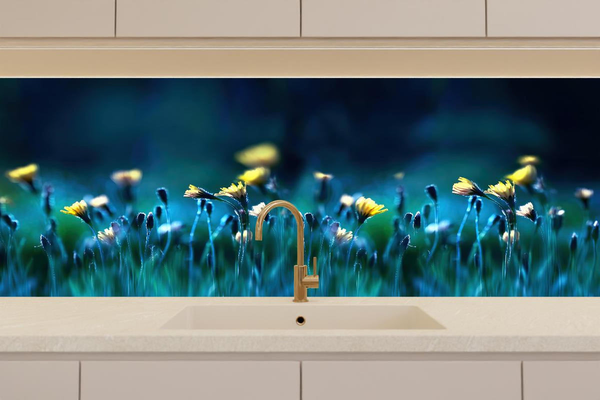 Küchenrückwand - Leuchtende Blumen auf dunkelblauer Wiese