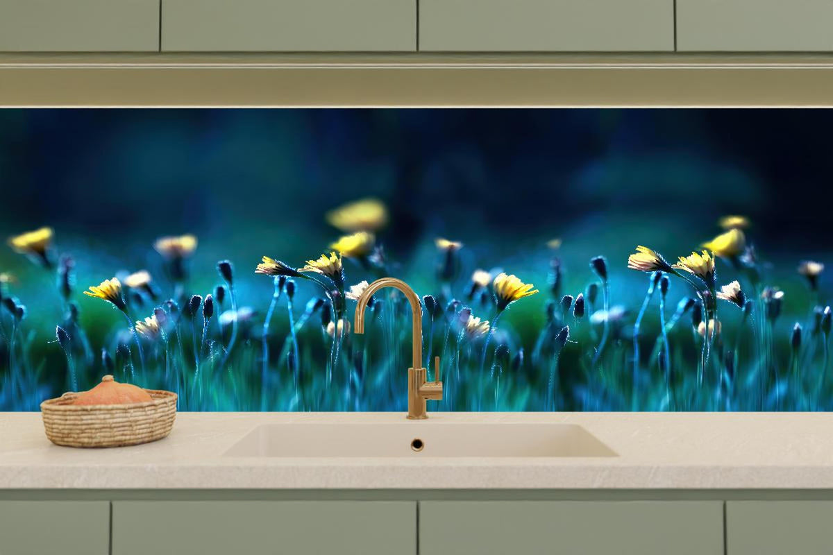 Küchenrückwand - Leuchtende Blumen auf dunkelblauer Wiese