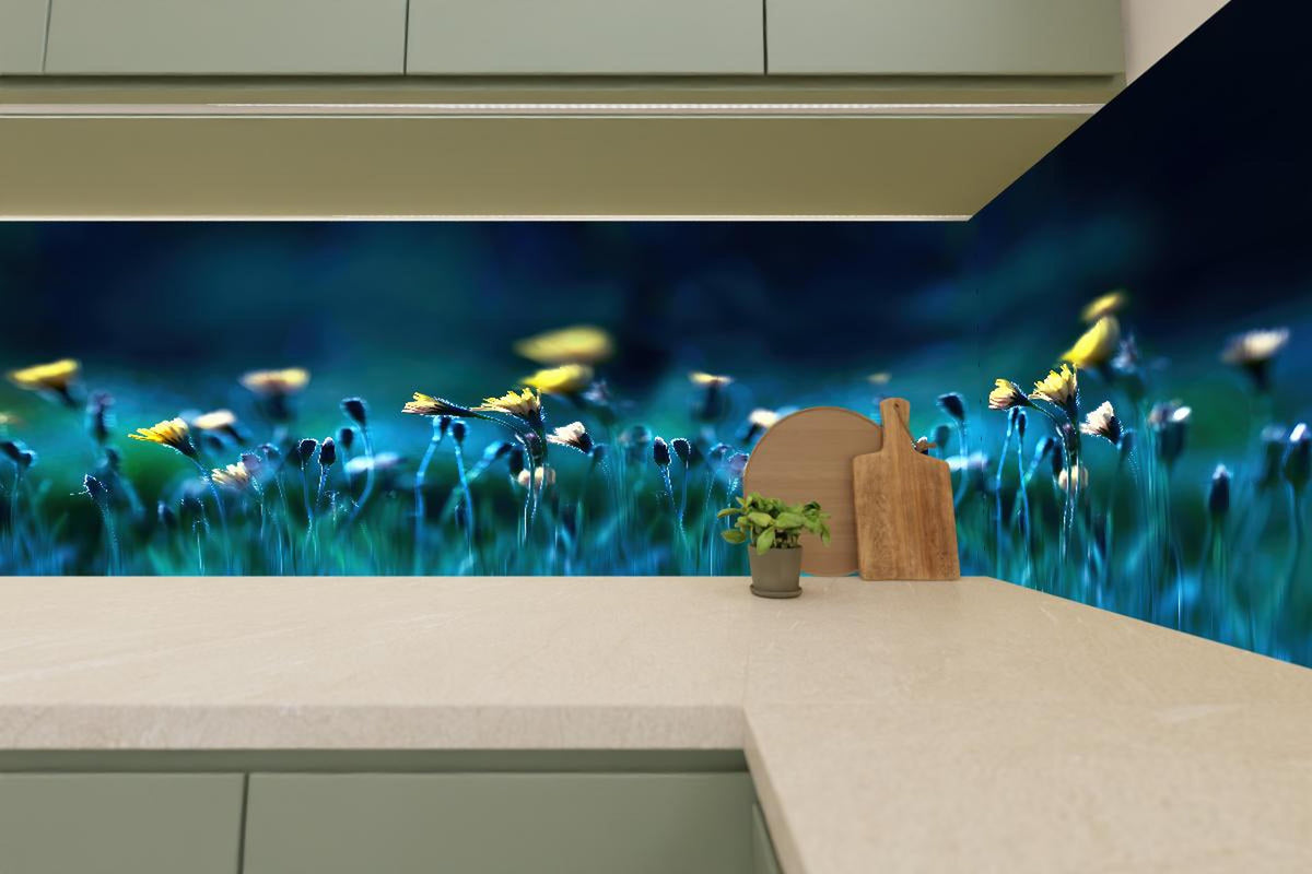Küchenrückwand - Leuchtende Blumen auf dunkelblauer Wiese