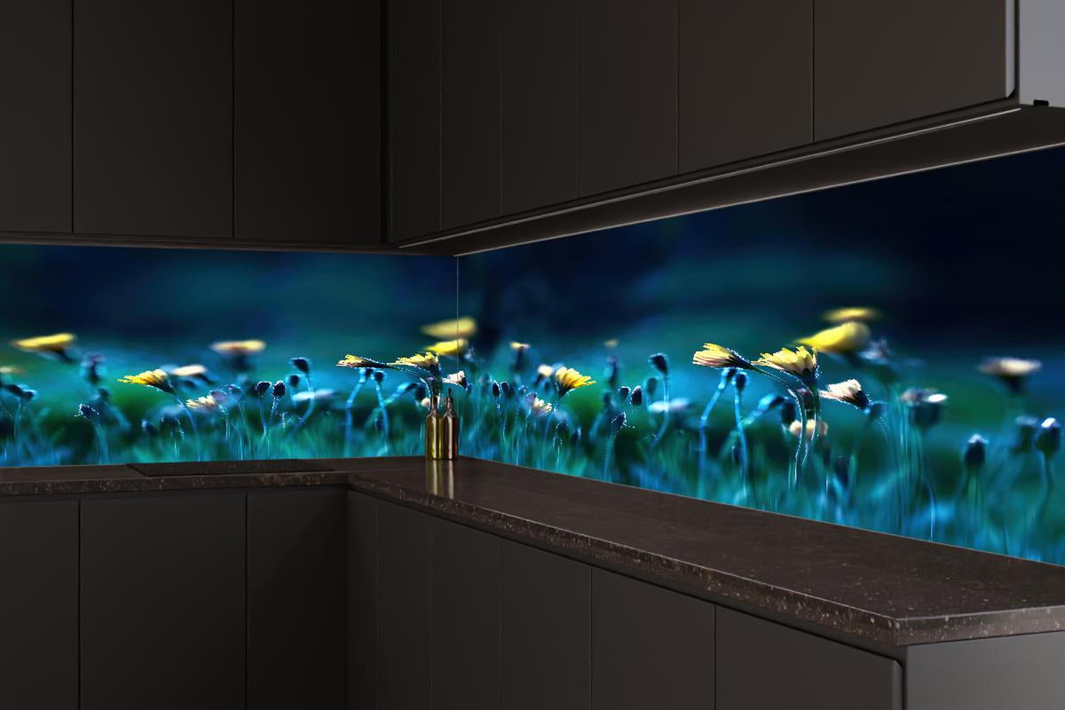 Küchenrückwand - Leuchtende Blumen auf dunkelblauer Wiese
