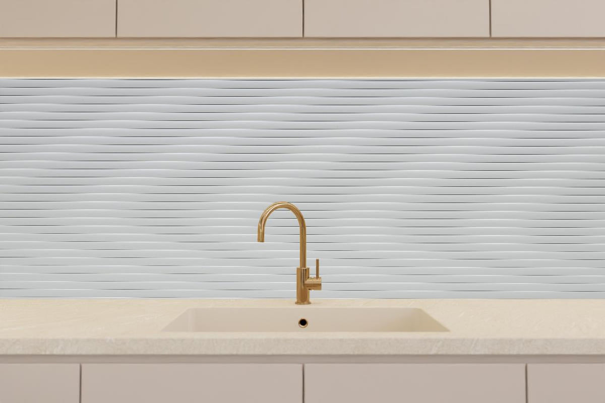 Küchenrückwand - Moderne Weiß-Graue Lamellen Wandverkleidung