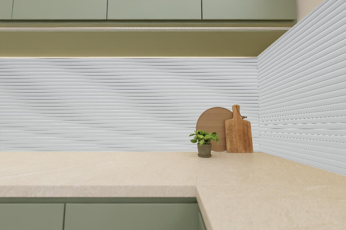 Küchenrückwand - Moderne Weiß-Graue Lamellen Wandverkleidung