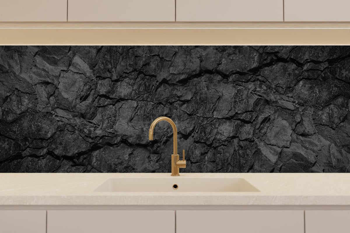 Küchenrückwand - Schwarze Gesteinstextur mit Rissen