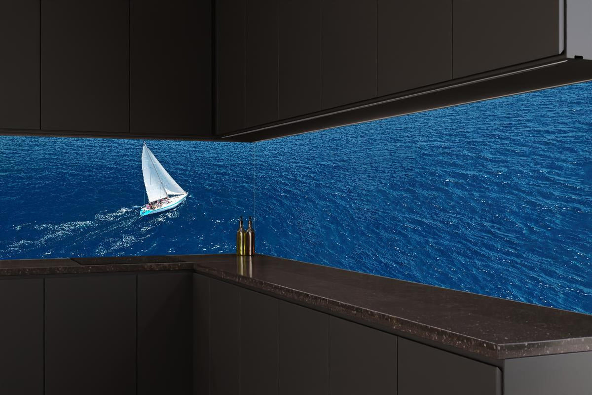 Küchenrückwand - Segelyacht auf azurblauem Meer