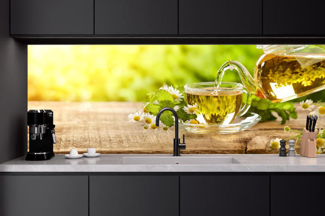Küchenrückwand - Tee aus der Teekanne