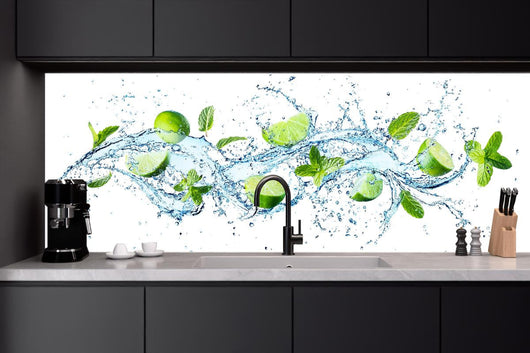 Küchenrückwand - Wasserspritzer mit Minzblättern und Limettenspalten