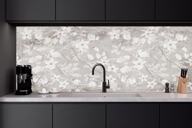 Küchenrückwand - Weiße Blumen auf altem grauem Hintergrund