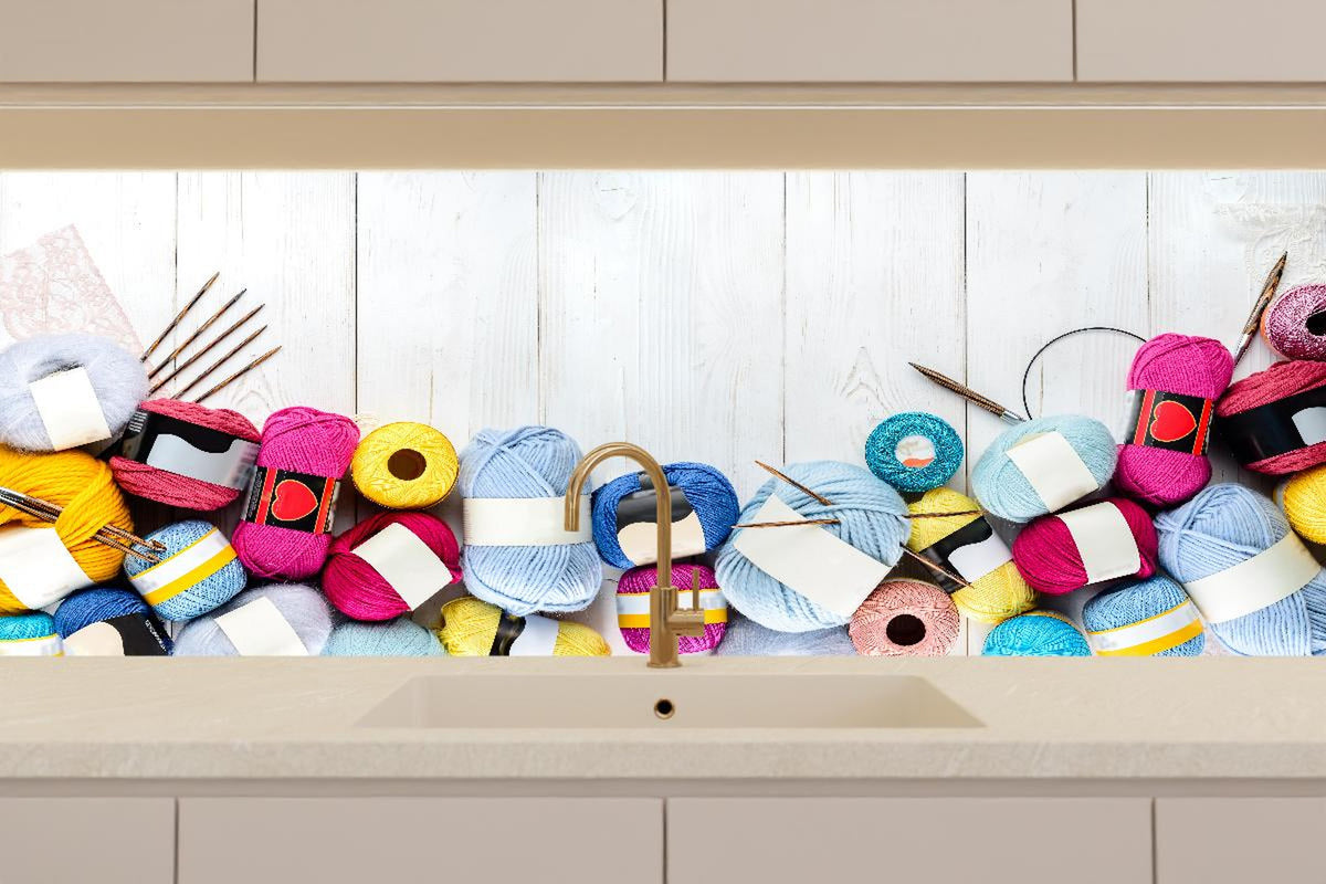 Küchenrückwand - Wolle und Stricknadeln auf Holzhintergrund