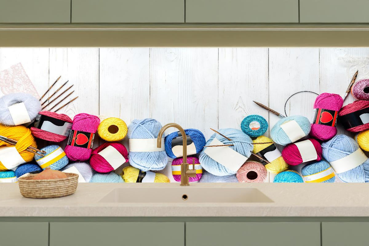 Küchenrückwand - Wolle und Stricknadeln auf Holzhintergrund