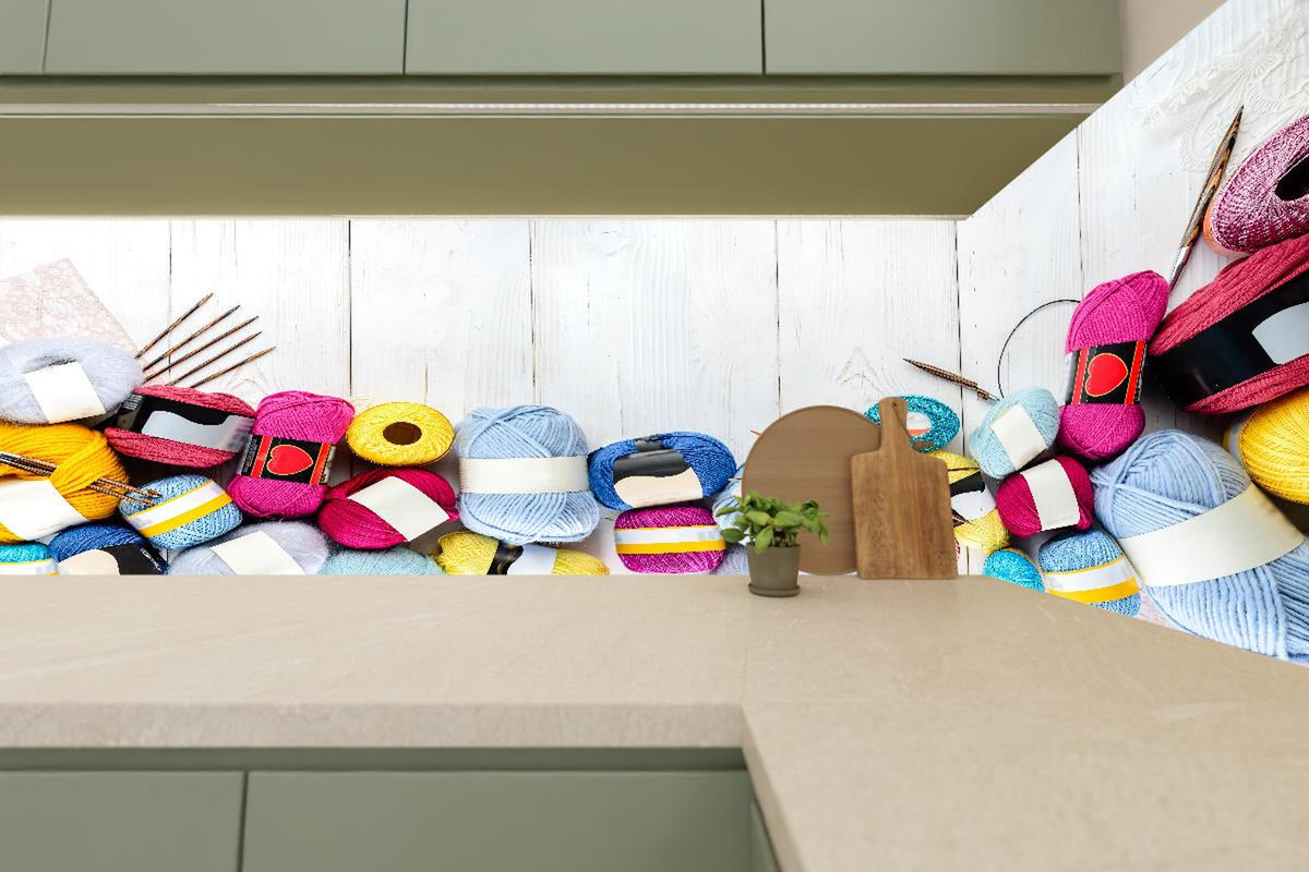 Küchenrückwand - Wolle und Stricknadeln auf Holzhintergrund