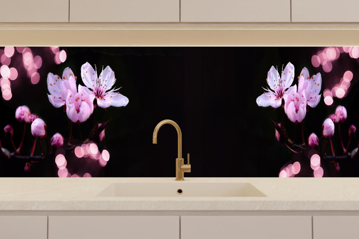 Küchenrückwand - Zarte Rosa Kirschblüten beleuchtet in Dunkelheit