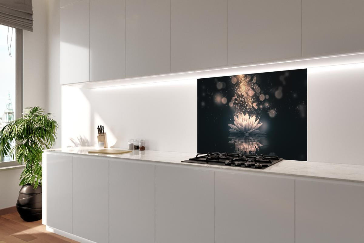 Spritzschutz - Goldene Lotusblüte auf dunklem Hintergrund