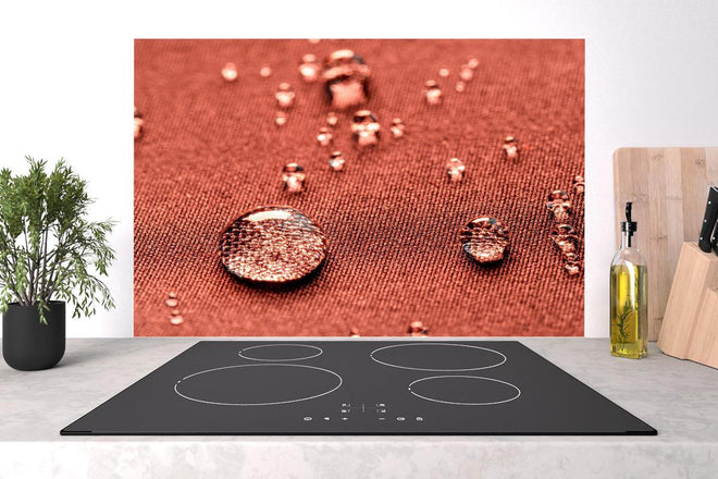 Spritzschutz - Wassertropfen auf rotem Stoff